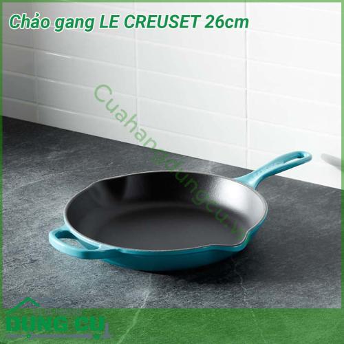 Chảo gang Le Creuset cao cấp 26 cm với thiết kế đặc biệt với 2 miệng rót tiện lợi lòng chảo chống dính chống trầy xước  Tay cầm cách nhiệt dễ cầm nắm và dễ dàng chùi rửa