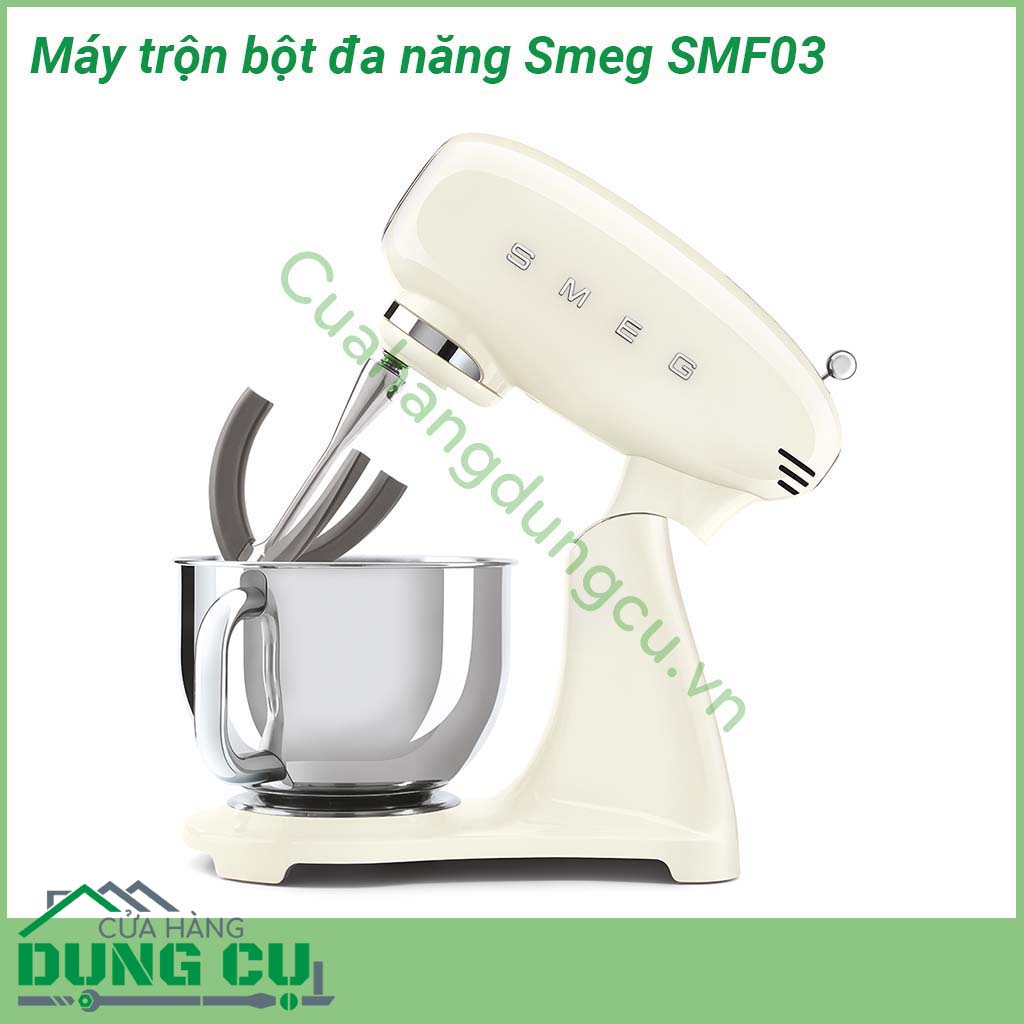 Máy trộn bột đa năng Smeg SMF03 một biểu tượng phong cách và ngay lập tức bổ sung thêm một nét retro cho nhà bếp hiện đại của bạn Smeg SMF03 có vỏ nhôm đúc để tăng độ ổn định chân chống trượt khóa an toàn khi nghiêng đầu trộn