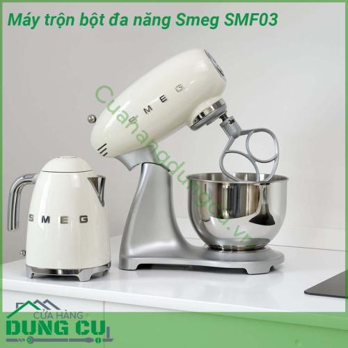 Máy trộn bột đa năng Smeg SMF03 một biểu tượng phong cách và ngay lập tức bổ sung thêm một nét retro cho nhà bếp hiện đại của bạn Smeg SMF03 có vỏ nhôm đúc để tăng độ ổn định chân chống trượt khóa an toàn khi nghiêng đầu trộn