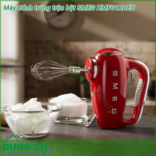 Máy đánh trứng trộn bột SMEG HMF01RDEU thiết kế gọn nhẹ trang nhã theo phong cách retro những năm 50 Máy không chỉ dùng trong công việc đánh trứng còn có thể trộn bột thức ăn   với những tính năng vượt trội sẽ mang lại cho bạn những món ăn ngon miệng