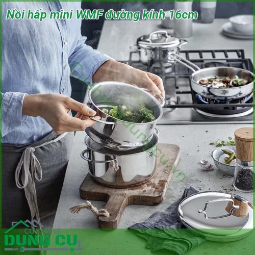 Nồi hấp mini WMF đường kính 16cm làm từ chất liệu thép không gỉ Cromargan 18 10 an toàn dễ lau chùi không vị và kháng axit  Kiểu dáng sang trọng với quai nồi mạ sáng bóng chắc chắn sẽ khiến căn bếp của bạn trở nên nổi bật và sang trọng