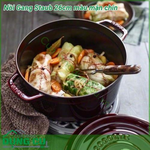 Nồi gang cao cấp Staub 26cm màu mận chín độ bền rất cao có thể sử dụng trong nhiều năm liền Với khả năng giữ nhiệt phân bố nhiệt tốt giúp lưu giữ trọn vẹn hương vị chất dinh dưỡng của món ăn đảm bảo sức khỏe cho cả gia đình