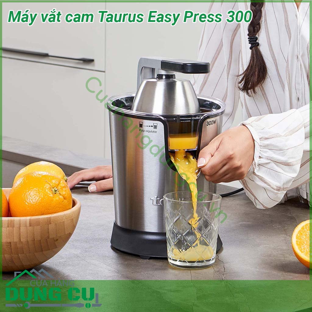 Máy vắt cam Taurus Easy Press 300 kiểu dáng nhỏ gọn chất liệu inox cao cấp rất bền an toàn cho sức khỏe của người dùng Chân đế chống trượt  Tốc độ vòng quay nhanh giúp vắt các tép cam cực nhuyễn vòi dẫn nước ép tiện lợi động cơ hoạt động êm ái