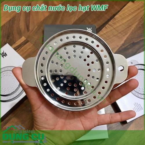 Dụng cụ chắt nước siêu xịn WMF chất liệu thép không gỉ không thấm nước sạch sẽ không chứa các chất độc hại và dùng bền qua thời gian  Với các lỗ thoát nước li ti trên bề mặt của dụng cụ giúp thoát nước dễ dàng