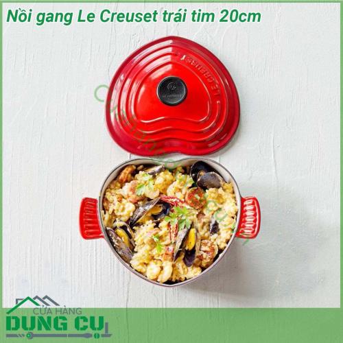 Nồi gang Le Creuset trái tim 20cm sản xuất từ chất liệu chính là gang độ bền cao  an toàn tuyệt đối cho người dùng  Thiết kế độc đáo hình trái tim với máu sắc đỏ bắt mắt Tay cầm chắc chắn và lòng nồi tráng men chống trầy xước