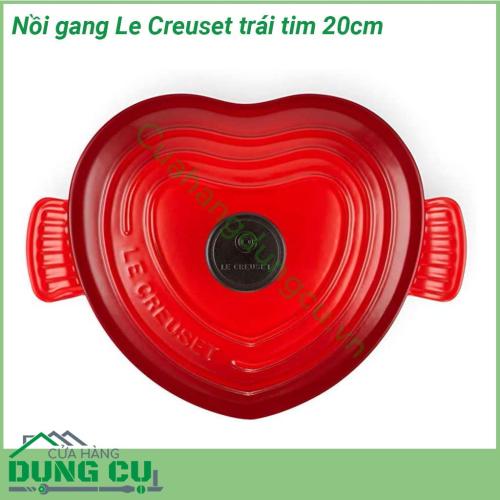 Nồi gang Le Creuset trái tim 20cm sản xuất từ chất liệu chính là gang độ bền cao  an toàn tuyệt đối cho người dùng  Thiết kế độc đáo hình trái tim với máu sắc đỏ bắt mắt Tay cầm chắc chắn và lòng nồi tráng men chống trầy xước