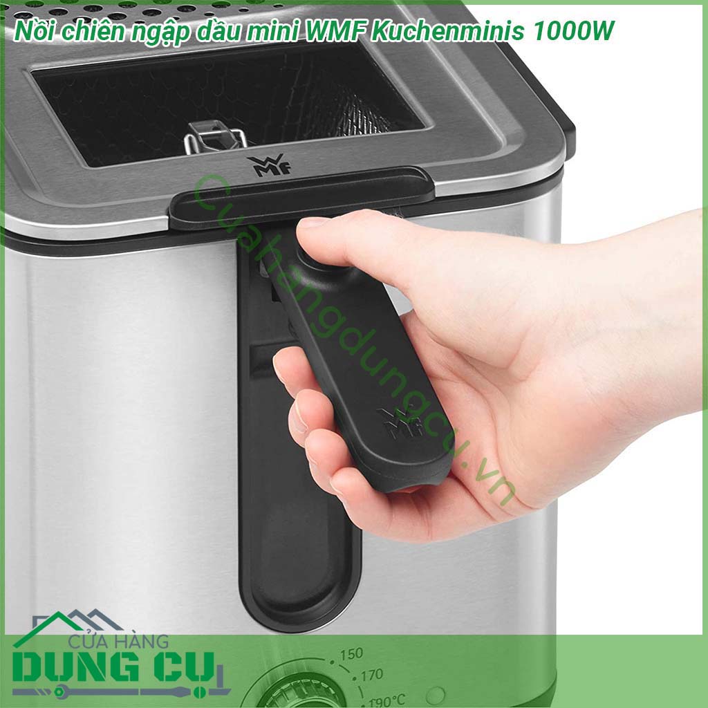 Nồi chiên ngập dầu mini WMF Kuchenminis làm từ Cromargan 18 10 bóng mờ với cơ chế nâng giỏ an toàn mở nắp dễ dàng bộ lọc tích hợp để giảm mùi và điều chỉnh nhiệt độ từ 150 – 190 độ giúp các món chiên trở nên vàng rộm giòn tan và thơm ngon khó cưỡng