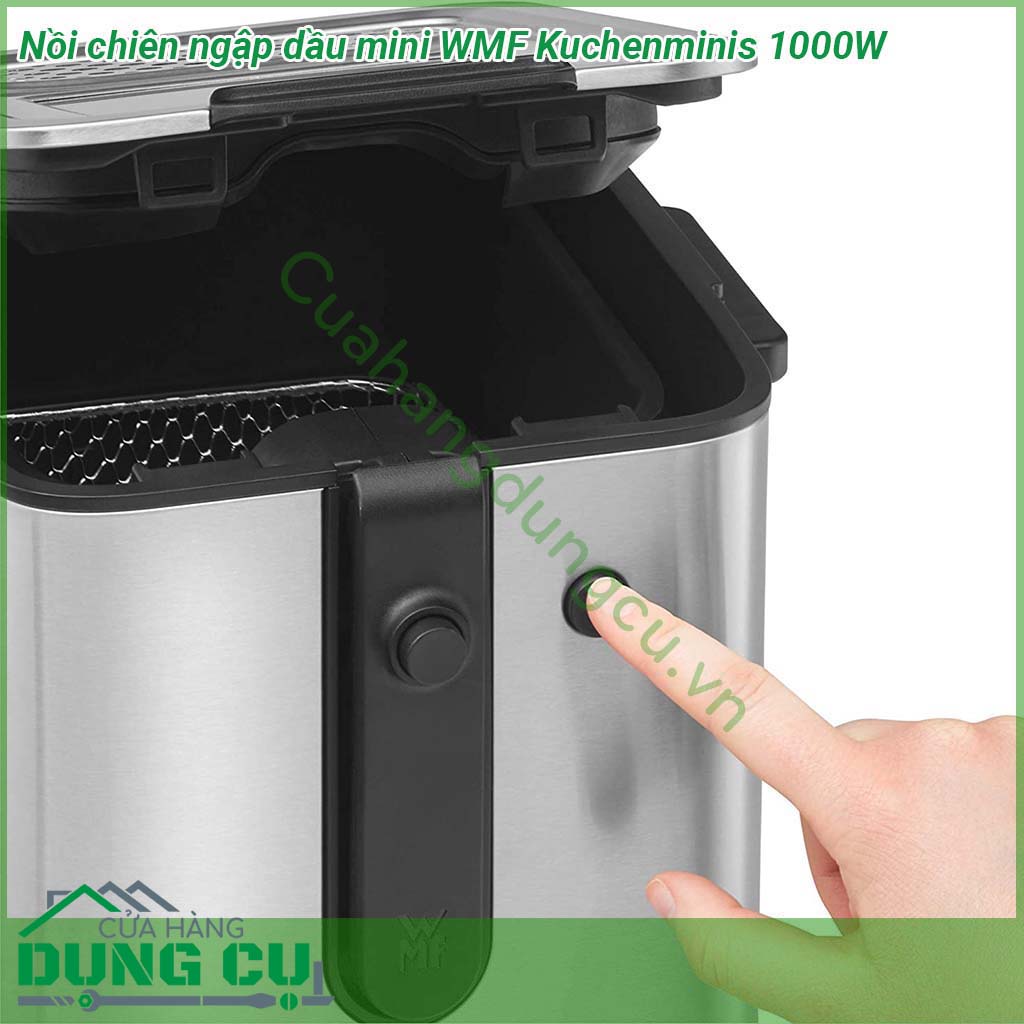 Nồi chiên ngập dầu mini WMF Kuchenminis làm từ Cromargan 18 10 bóng mờ với cơ chế nâng giỏ an toàn mở nắp dễ dàng bộ lọc tích hợp để giảm mùi và điều chỉnh nhiệt độ từ 150 – 190 độ giúp các món chiên trở nên vàng rộm giòn tan và thơm ngon khó cưỡng