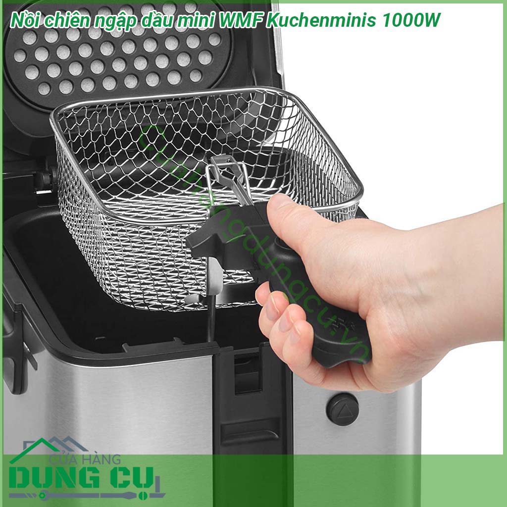 Nồi chiên ngập dầu mini WMF Kuchenminis làm từ Cromargan 18 10 bóng mờ với cơ chế nâng giỏ an toàn mở nắp dễ dàng bộ lọc tích hợp để giảm mùi và điều chỉnh nhiệt độ từ 150 – 190 độ giúp các món chiên trở nên vàng rộm giòn tan và thơm ngon khó cưỡng