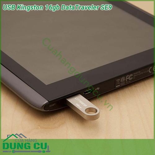 USB Kingston 16gb DataTraveler SE9 được thiết kế thời trang sang trọng với lớp vỏ ngoài bằng chất liệu kim loại cao cấp USB có kiểu dáng thanh kích thước nhỏ gọn có móc treo giúp bạn mang theo bên mình dễ dàng thuận tiện