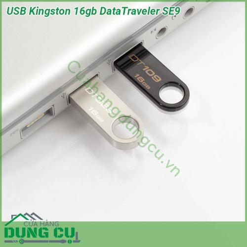 USB Kingston 16gb DataTraveler SE9 được thiết kế thời trang sang trọng với lớp vỏ ngoài bằng chất liệu kim loại cao cấp USB có kiểu dáng thanh kích thước nhỏ gọn có móc treo giúp bạn mang theo bên mình dễ dàng thuận tiện