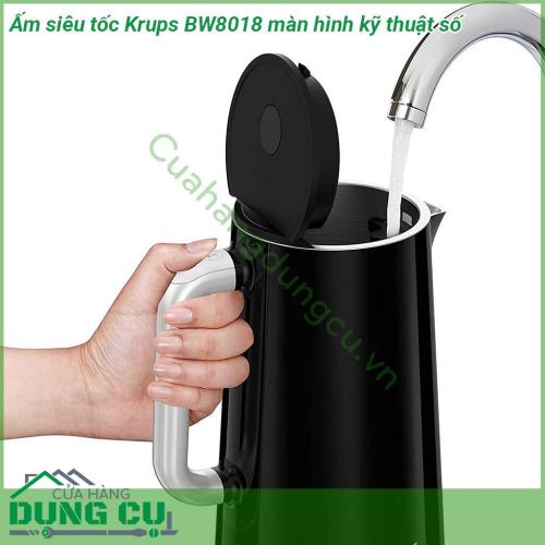 Ấm siêu tốc Krups BW8018 kiểu dáng hiện đại bắt mắt với màu đen huyền bí Dung tích 1 7L với chất liệu thép không gỉ độ bền cao Đặc biệt ấm còn được thiết kế với màn hình kỹ thuật số dễ đọc hiển thị nhiệt độ thực tế trong ấm