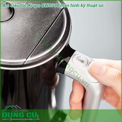 Ấm siêu tốc Krups BW8018 kiểu dáng hiện đại bắt mắt với màu đen huyền bí Dung tích 1 7L với chất liệu thép không gỉ độ bền cao Đặc biệt ấm còn được thiết kế với màn hình kỹ thuật số dễ đọc hiển thị nhiệt độ thực tế trong ấm