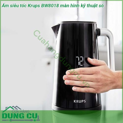 Ấm siêu tốc Krups BW8018 kiểu dáng hiện đại bắt mắt với màu đen huyền bí Dung tích 1 7L với chất liệu thép không gỉ độ bền cao Đặc biệt ấm còn được thiết kế với màn hình kỹ thuật số dễ đọc hiển thị nhiệt độ thực tế trong ấm