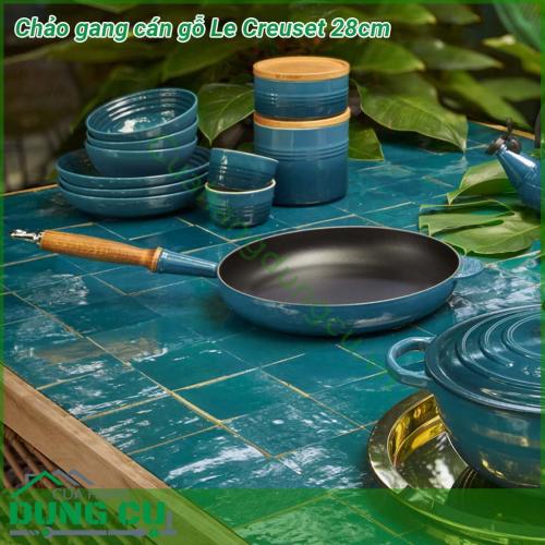 Chảo gang cán gỗ Le Creuset 28cm với vật liệu gang chất lượng cao sẽ giúp cho các món ăn được giữ được độ nóng lâu hơn Với kích thước nhỏ chiếc chảo hoàn hảo cho các món ăn kèm các phần ăn riêng lẻ và các món ăn đặc nướng bánh và thậm chí làm trứng tráng