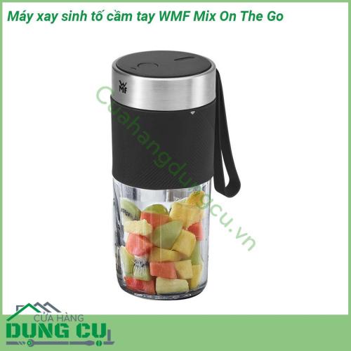 Máy xay sinh tố mini cầm tay WMF Mix On The Go được thiết kế nhỏ gọn cùng công suất mạnh mẽ Hộp được làm từ chất liệu nhựa cao cấp không hề chứa BPA an toàn và thân thiện với sức khoẻ người tiêu dùng