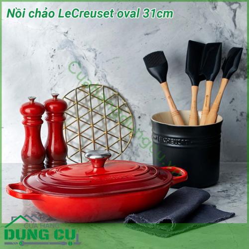 Nồi chảo Le Creuset oval 31cm được sản xuất hoàn toàn từ các vật liệu chất lượng cao kết hợp với lớp tráng men cao cấp Với vật liệu gang chất lượng cao sẽ giúp cho các món ăn được giữ được độ nóng lâu hơn