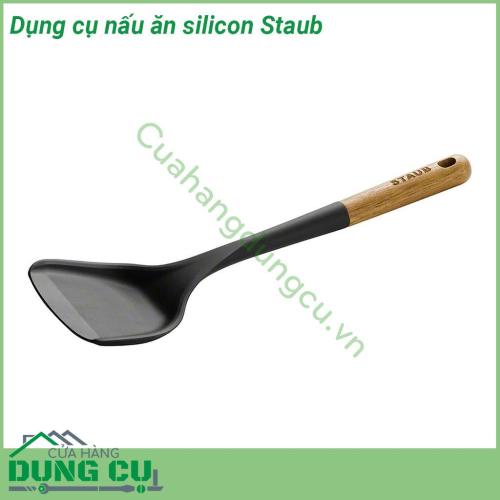 Dụng cụ nấu ăn silicon Staub được thiết kế dày dặn chất lượng  an toàn với bề mặt chống dính  Tay cầm được làm từ gỗ Acacia có lỗ để dễ dàng treo trong nhà bếp