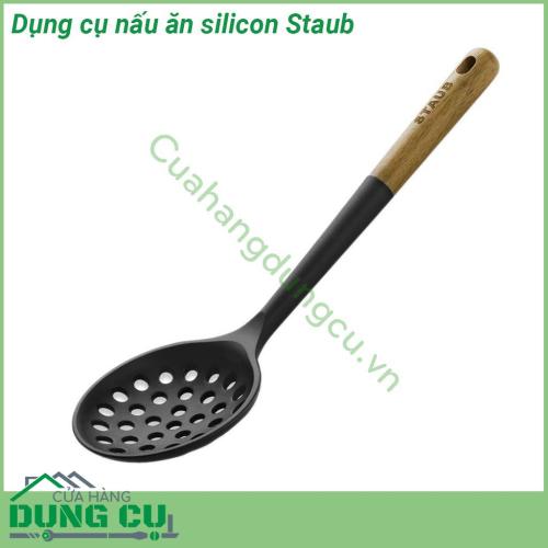 Dụng cụ nấu ăn silicon Staub được thiết kế dày dặn chất lượng  an toàn với bề mặt chống dính  Tay cầm được làm từ gỗ Acacia có lỗ để dễ dàng treo trong nhà bếp