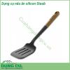 Dụng cụ nấu ăn silicon Staub được thiết kế dày dặn chất lượng  an toàn với bề mặt chống dính  Tay cầm được làm từ gỗ Acacia có lỗ để dễ dàng treo trong nhà bếp