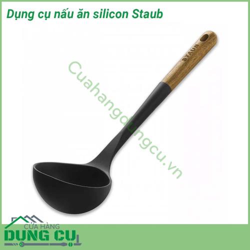 Dụng cụ nấu ăn silicon Staub được thiết kế dày dặn chất lượng  an toàn với bề mặt chống dính  Tay cầm được làm từ gỗ Acacia có lỗ để dễ dàng treo trong nhà bếp