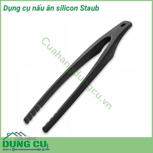 Dụng cụ nấu ăn silicon Staub được thiết kế dày dặn chất lượng  an toàn với bề mặt chống dính  Tay cầm được làm từ gỗ Acacia có lỗ để dễ dàng treo trong nhà bếp