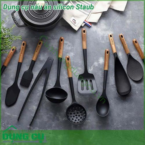 Dụng cụ nấu ăn silicon Staub được thiết kế dày dặn chất lượng  an toàn với bề mặt chống dính  Tay cầm được làm từ gỗ Acacia có lỗ để dễ dàng treo trong nhà bếp