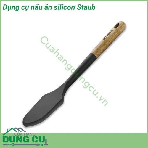 Dụng cụ nấu ăn silicon Staub được thiết kế dày dặn chất lượng  an toàn với bề mặt chống dính  Tay cầm được làm từ gỗ Acacia có lỗ để dễ dàng treo trong nhà bếp