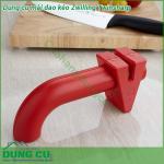 Dụng cụ mài dao kéo Zwilling Twinsharp được thiết kế với tông màu đỏ vô cùng bắt mắt kích thước và trọng lượng nhỏ gọn cho phép bạn có thể để ở bất cứ vị trí nào trong các ngăn kéo của nhà bếp