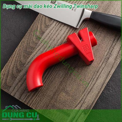 Dụng cụ mài dao kéo Zwilling Twinsharp được thiết kế với tông màu đỏ vô cùng bắt mắt kích thước và trọng lượng nhỏ gọn cho phép bạn có thể để ở bất cứ vị trí nào trong các ngăn kéo của nhà bếp