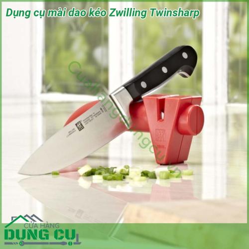 Dụng cụ mài dao kéo Zwilling Twinsharp được thiết kế với tông màu đỏ vô cùng bắt mắt kích thước và trọng lượng nhỏ gọn cho phép bạn có thể để ở bất cứ vị trí nào trong các ngăn kéo của nhà bếp