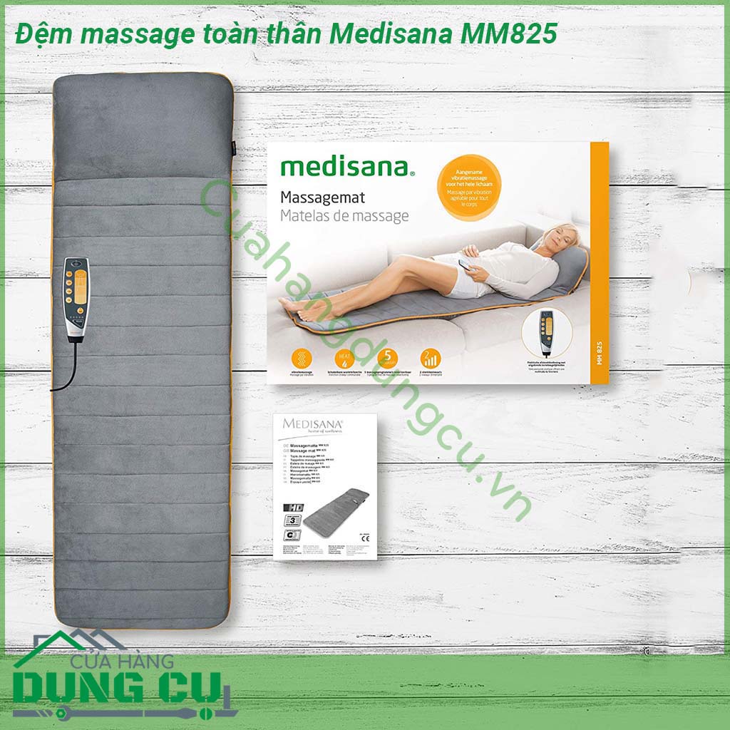 Đệm massage thư giãn toàn thân Medisana MM825 có thiết kế nhỏ gọn bề mặt được phủ lớp lông cừu mềm mịn cùng với một chiếc gối được tích hợp ở khu vực đầu tiện lợi có thể đặt ở bất kì vị trí nào như trên ghế sofa giường ngủ  