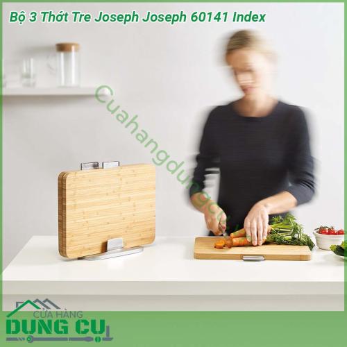 Bộ 3 Thớt tre Joseph Joseph 60141 Index  gồm 3 thớt dành riêng cho thực phẩm với giá đỡ bằng kim loại chắc chắn  Thớt được làm từ tre tự nhiên cứng và có ký hiệu dùng riêng cho từng loại thực phẩm  Thớt có chân đế chắc chắn chống trượt an toàn