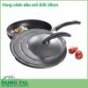 Vung chắn dầu mỡ Silit 28cm được làm bằng thép không gỉ với các lỗ thông hơi ngăn chặn sự ngưng đọng của hơi nước Vung nhẹ cầm không bị nặng tay đảm bảo an toàn tuyệt đối khi tiếp xúc đồ ăn ở nhiệt độ cao và không bị oxi hóa khi tiếp xúc hóa chất