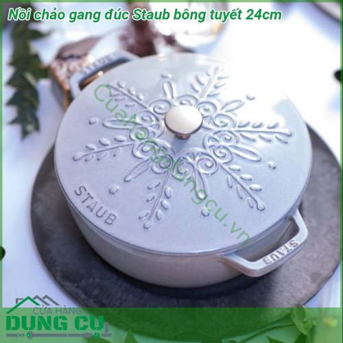 Nồi chảo gang đúc Staub bông tuyết 24cm với hoạ tiết bông tuyết với màu sắc nổi bật có đường kính 24cm dung tích 3 6l Nồi có độ sâu 10cm khi không có vung và cao 15cm khi có vung