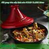 Nồi gang tròn nắp hình nón STAUB TAJINE CRM 28cm sử dụng chất liệu gang mang đến cho nồi độ bền rất cao có thể sử dụng trong nhiều năm liền Đặc biệt nắp gốm được thiết kế hình nón giúp việc hầm các món ăn nhanh hơn với độ mềm và thơm đặc trưng