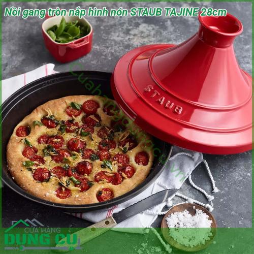 Nồi gang tròn nắp hình nón STAUB TAJINE CRM 28cm sử dụng chất liệu gang mang đến cho nồi độ bền rất cao có thể sử dụng trong nhiều năm liền Đặc biệt nắp gốm được thiết kế hình nón giúp việc hầm các món ăn nhanh hơn với độ mềm và thơm đặc trưng