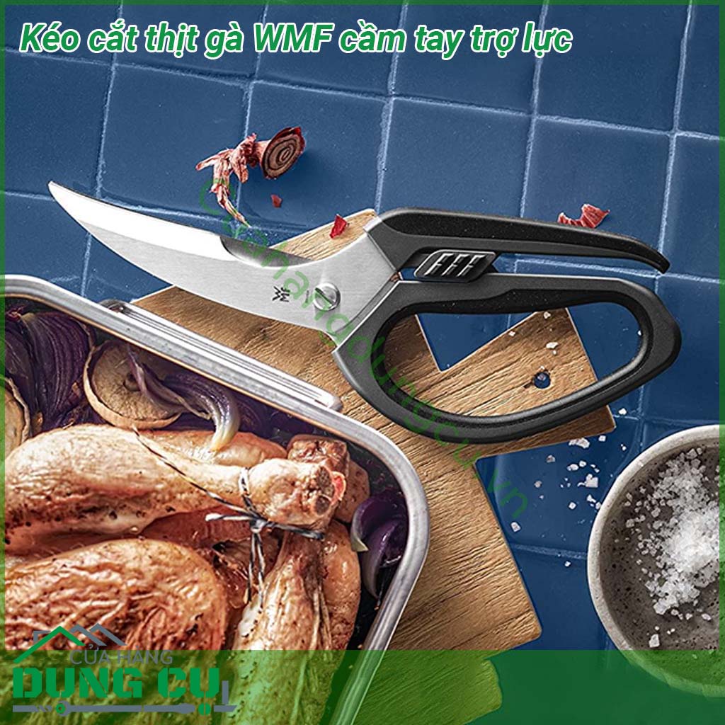 Kéo cắt thịt gà WMF cầm tay trợ lực có thiết kế đặc biệt với lưỡi kéo uốn cong cấu tạo chắc chắn và giảm tải lực cho người dùng  Thiết kế chốt an toàn Chế độ khóa thông minh dễ dàng sử dung Tay cầm bọc plastic chắc chắn chống trơn trượt