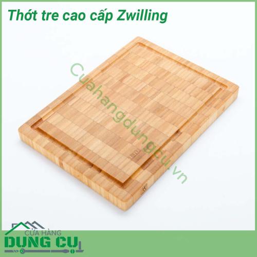 Thớt tre cao cấp Zwilling được làm bằng tre ít thấm nước độ đàn hồi tốt lý tưởng để bảo vệ lưỡi dao khi cắt dưới thớt  Thiết kế sản phẩm có rãnh sâu giúp đảm bảo vệ sinh khi sử dụng