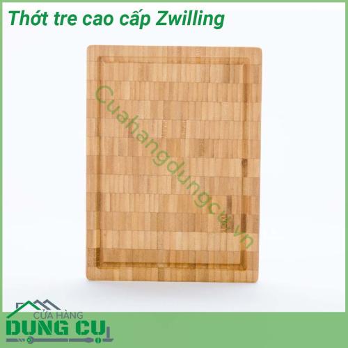 Thớt tre cao cấp Zwilling được làm bằng tre ít thấm nước độ đàn hồi tốt lý tưởng để bảo vệ lưỡi dao khi cắt dưới thớt  Thiết kế sản phẩm có rãnh sâu giúp đảm bảo vệ sinh khi sử dụng