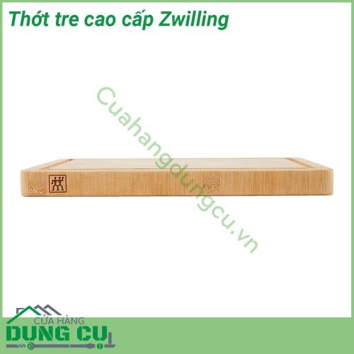 Thớt tre cao cấp Zwilling được làm bằng tre ít thấm nước độ đàn hồi tốt lý tưởng để bảo vệ lưỡi dao khi cắt dưới thớt  Thiết kế sản phẩm có rãnh sâu giúp đảm bảo vệ sinh khi sử dụng