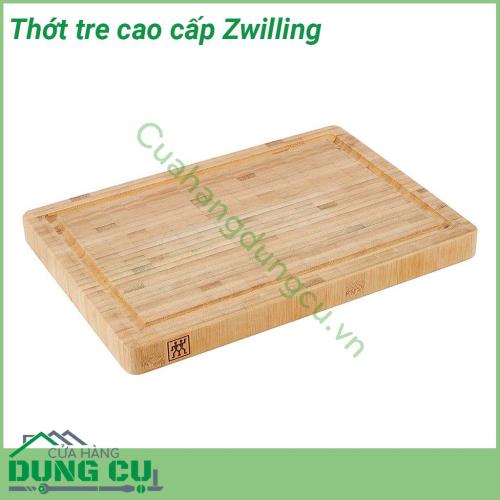 Thớt tre cao cấp Zwilling được làm bằng tre ít thấm nước độ đàn hồi tốt lý tưởng để bảo vệ lưỡi dao khi cắt dưới thớt  Thiết kế sản phẩm có rãnh sâu giúp đảm bảo vệ sinh khi sử dụng