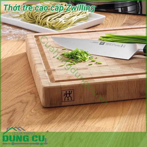 Thớt tre cao cấp Zwilling được làm bằng tre ít thấm nước độ đàn hồi tốt lý tưởng để bảo vệ lưỡi dao khi cắt dưới thớt  Thiết kế sản phẩm có rãnh sâu giúp đảm bảo vệ sinh khi sử dụng