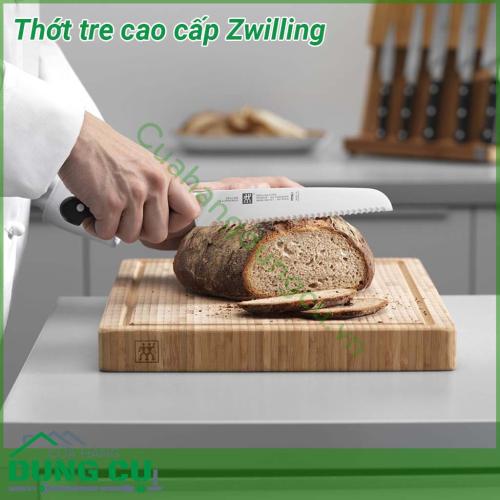 Thớt tre cao cấp Zwilling được làm bằng tre ít thấm nước độ đàn hồi tốt lý tưởng để bảo vệ lưỡi dao khi cắt dưới thớt  Thiết kế sản phẩm có rãnh sâu giúp đảm bảo vệ sinh khi sử dụng