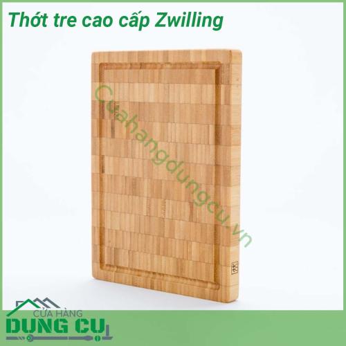 Thớt tre cao cấp Zwilling được làm bằng tre ít thấm nước độ đàn hồi tốt lý tưởng để bảo vệ lưỡi dao khi cắt dưới thớt  Thiết kế sản phẩm có rãnh sâu giúp đảm bảo vệ sinh khi sử dụng