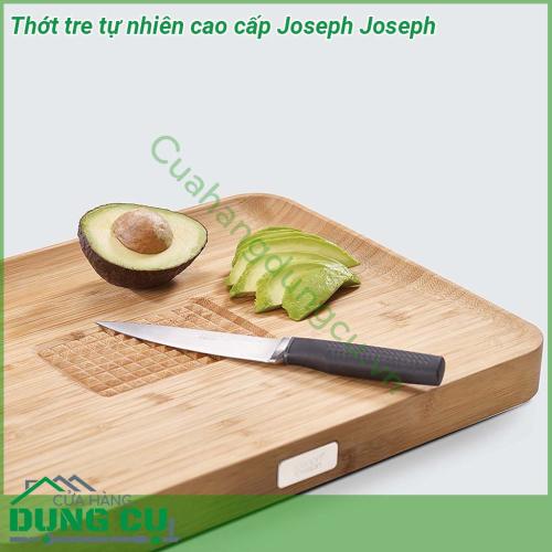 Thớt tre tự nhiên cao cấp Joseph Joseph được làm từ tre tự nhiên chắc chắn và cứng cáp  Hai bên thân có hốc tay cầm thuận tiện Thiết kế điêu khắc rãnh giữa thông minh giúp cố định thực phẩm khi cắt  