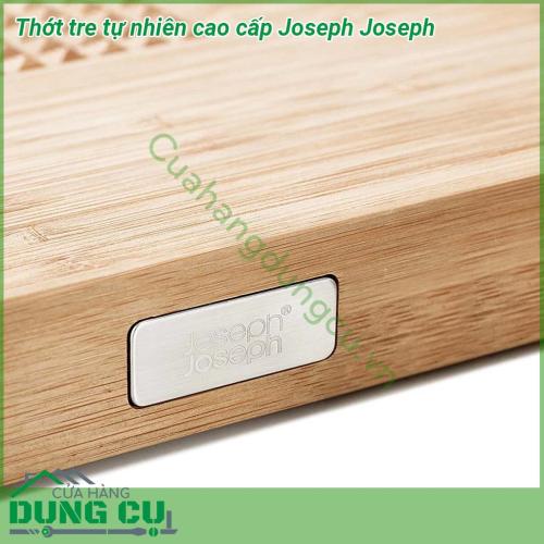 Thớt tre tự nhiên cao cấp Joseph Joseph được làm từ tre tự nhiên chắc chắn và cứng cáp  Hai bên thân có hốc tay cầm thuận tiện Thiết kế điêu khắc rãnh giữa thông minh giúp cố định thực phẩm khi cắt  