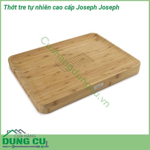 Thớt tre tự nhiên cao cấp Joseph Joseph được làm từ tre tự nhiên chắc chắn và cứng cáp  Hai bên thân có hốc tay cầm thuận tiện Thiết kế điêu khắc rãnh giữa thông minh giúp cố định thực phẩm khi cắt  