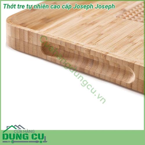 Thớt tre tự nhiên cao cấp Joseph Joseph được làm từ tre tự nhiên chắc chắn và cứng cáp  Hai bên thân có hốc tay cầm thuận tiện Thiết kế điêu khắc rãnh giữa thông minh giúp cố định thực phẩm khi cắt  