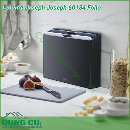 Bộ thớt Joseph Joseph 60184 Folio gồm 4 thớt với 4 mầu được làm từ nhựa không chứa BPA an toàn khi sử dụng Bộ thớt Joseph còn có thiết kế chân chống trượt Bề mặt cắt dễ làm sạch thân thiện với dao